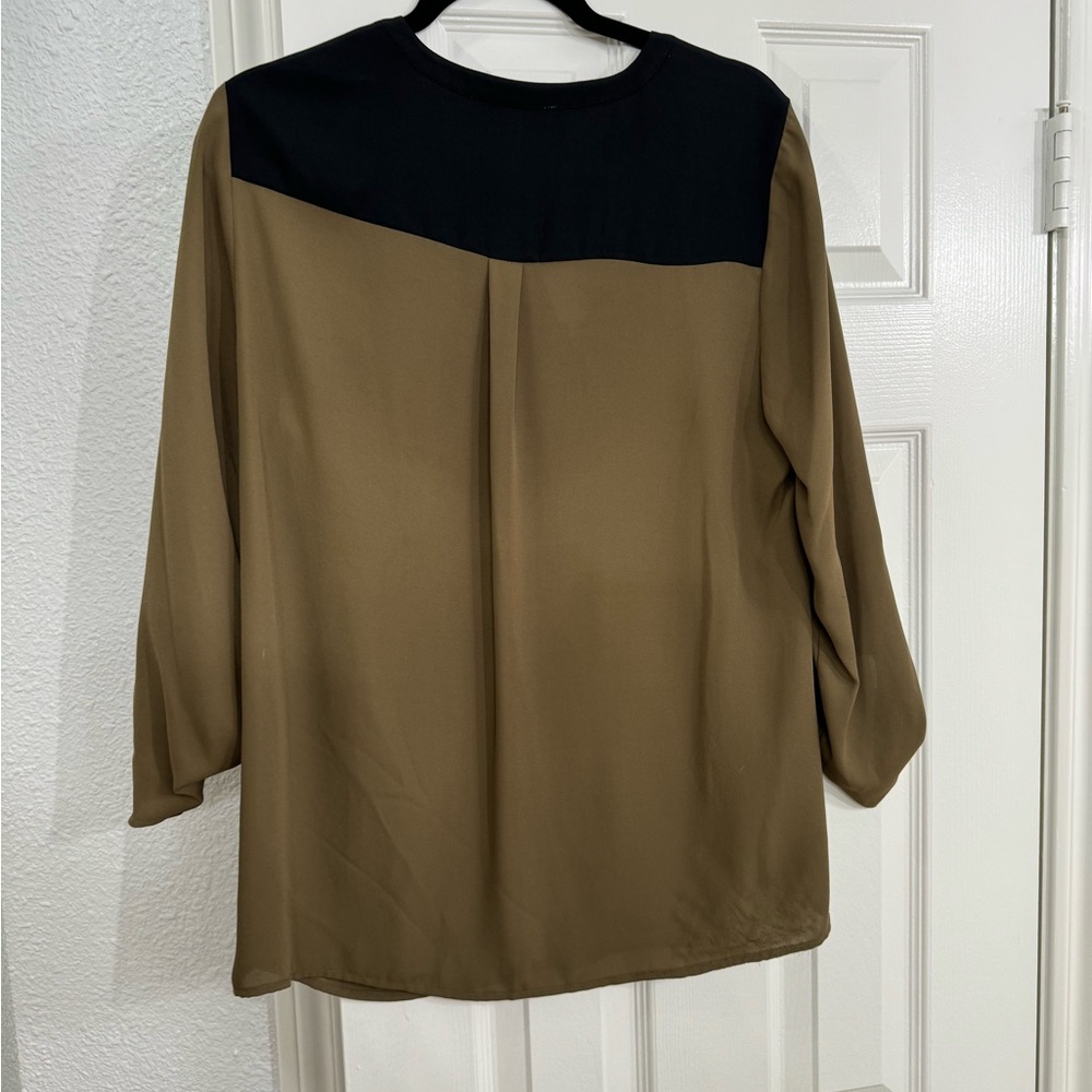 Like new, women’s work top, size L